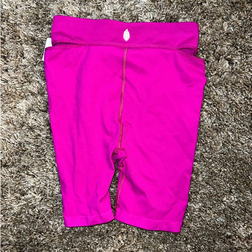 New FP Movement Witness the Fitness Magenta Bike Shorts Size M/L - Picture 6 of 6